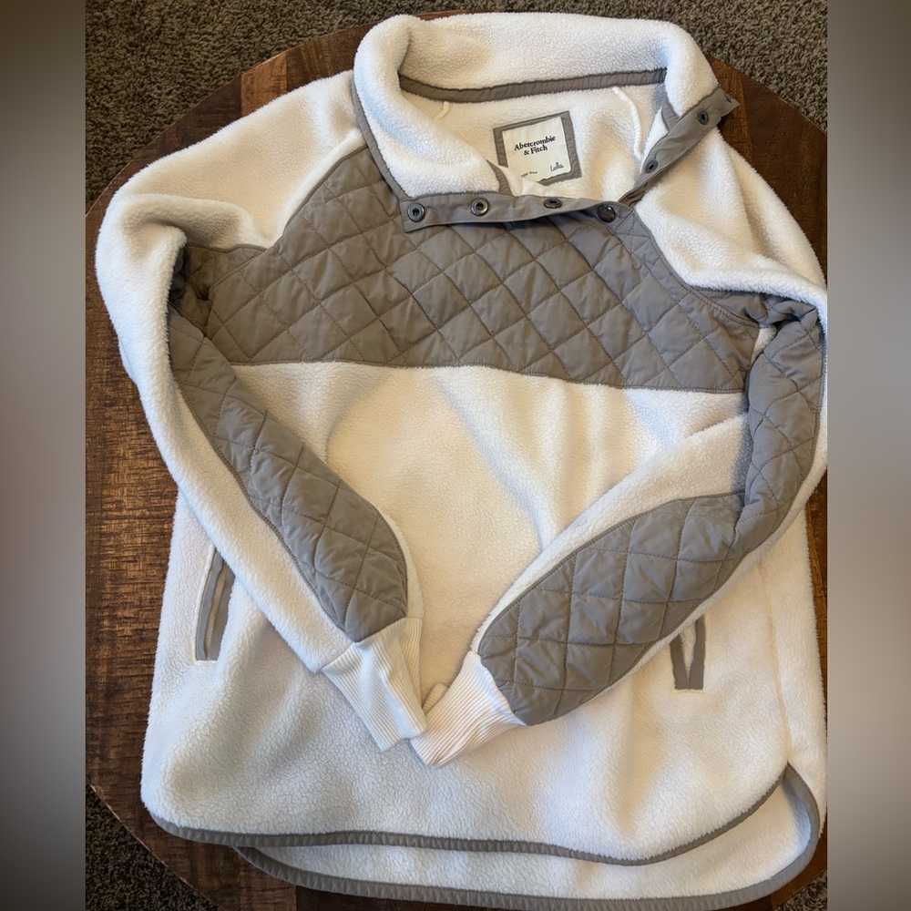 Abercrombie & Fitch pullover (size small)